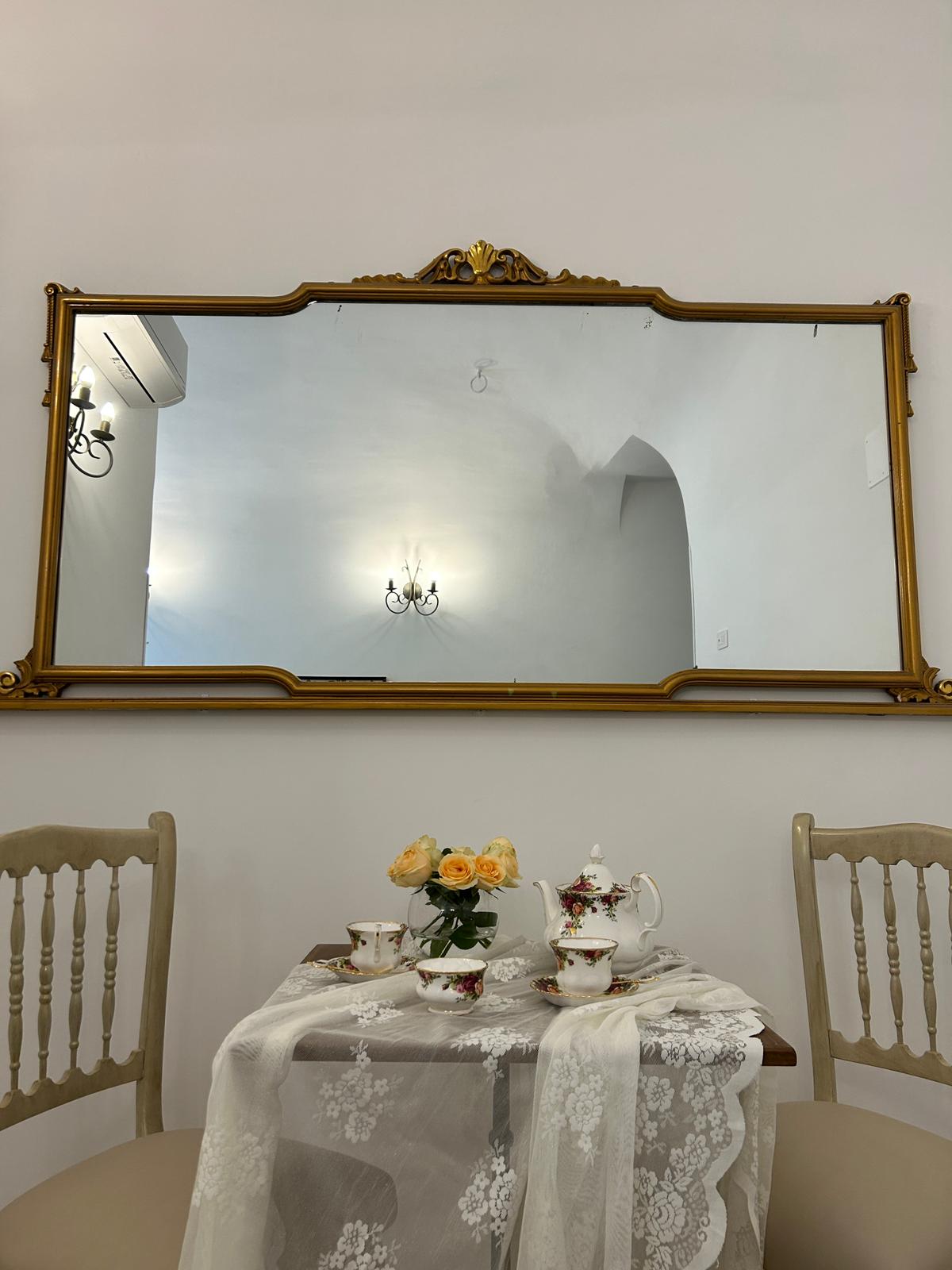 Tavolo colazione con specchio dorato
